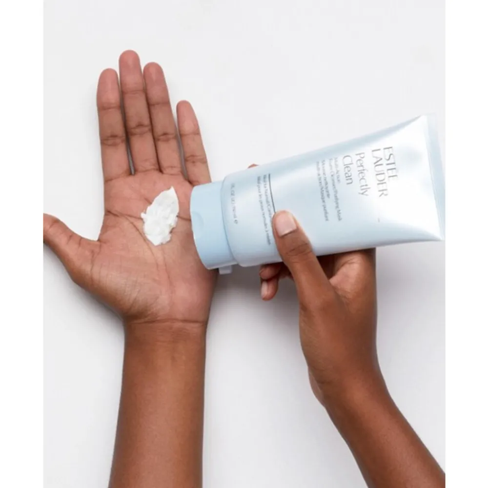 Perfectly Clean Cleansing Gelee-RefinerEen ware explosie aan verfrissing voor je huid, na het aanbrengen van de Perfectly Clean Multi-Action Cleansing Gelée/Refiner, die ook nog eens mild reinigt en exfolieert tegelijkertijd.Deze veelzijdige, frisse, schuimende gel van Estée Lauder is gevuld met zachte, exfoliërende kralen.verwijdert op effectieve manier alle onzuiverheden en schilferszuivert de poriën, herstelt de huidmaakt de huid weer egaal en gladhelpt om het teveel aan huidafscheiding te beheersenJe huid ziet er gezond, fris en stralend uit Aanvullende informatie GebruiksaanwijzingGebruik 's morgens en 's avonds. Goed schudden. Zachtjes inmasseren op de droge huid en afspoelen. Vermijd het gebied rond de ogen. Ingrediënten Wateraquaeau, Sodium laureth sulfate, Acrylates copolymer, Sucrose, Lauramidopropyl betaine, Jojoba esters, Glycerin, Silybum marianum (lady's thistle) extract, Gentiana lutea (gentian) root extract, Algae extract, Lauryl methacrylate/glycol dimethacrylate crosspolymer, Caffeine, Sorbitol, Sodium cocoyl sarcosinate, Dimethicone, Zinc pca, Laureth-2, Sodium hyaluronate, Propanediol, Potassium hydroxide, Disodium cocoyl glutamate, Sodium cocoyl glutamate, Monosodium citrate, Polyquaternium-7, Sodium sulfate, Fragrance (parfum), Sodium chloride, Citric acid, Edta, Methylchloroisothiazolinone, Methylisothiazolinone, Phenoxyethanol Allergenen niet bekend Allergenen Disclaimer Let op: Hoewel we zorgvuldig allergeneninformatie op onze productpagina’s verstrekken, kunnen de ingrediënten en allergenen in de producten door de fabrikant worden aangepast. Raadpleeg daarom altijd de verpakking voordat je het product consumeert, vooral als je een allergie of intolerantie hebt. De informatie op onze website is bedoeld als aanvullende ondersteuning en kan niet altijd het etiket op de verpakking vervangen. Bij vragen over allergenen of andere productinformatie, neem gerust contact met ons op. Fabrikant informatie Merk: Ean: 27131988083 Artikel: 1037-606 Reviews Schrijf jouw review Hoe controleren en plaatsen wij reviews? Plein plaatst enkel reviews van klanten en personen die het product daadwerkelijk gebruikt hebben, ook wanneer deze negatief of neutraal is. Voordat de review geplaatst wordt controleren we handmatig of deze écht is en voldoet aan onze reviewvoorwaarden. Wanneer het product op Plein gekocht is vermelden we dat bij de review. Plein betaalt niet voor reviews, wanneer een reviewer door een andere partij is vergoed staat dit erbij vermeld. Er zijn nog geen reviews geschreven. Schrijf als eerste een review. Perfectly Clean Cleansing Gelee-Refiner 150 ml^Estee Lauder Sale