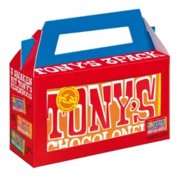 Tony's Chocolonely Regenboog Classics 3-packTony's Chocolonely Regenboog Classics 3-pack is het perfecte cadeautje voor iedereen die een verrassing verdient – je schoonmoeder, je verre tante of die nieuwe buurman. Deze kleurrijke verpakking zit tjokvol met Tony’s favoriete smaken: romige melkchocolade, melk karamel zeezout en melk met knapperige hazelnoot. Daar worden we nou blij van!Bevat drie heerlijke Tony’s chocoladesmakenRomige melkchocolade, melk karamel zeezout en melk met knapperige hazelnootPerfect als cadeau voor elke gelegenheidFairtrade en gemaakt met traceerbare cacao Aanvullende informatie BewarenOpslaan in een donkere ruimte met een temperatuur tussen 12 en 19 graden celcius. Niet bewaren bij sterk geurende producten. Ingrediënten MELKCHOCOLADE:suiker, volle melkpoeder, cacaoboter, cacaomassa, emulgator (lecithinen (soja)).MELKCHOCOLADE KARAMEL ZEEZOUT:suiker, volle melkpoeder, cacaoboter, cacaomassa, 10.00% karamelstukjes (suiker, glucesestroop, boter (melk), roompoeder (melk), emulgator (soja lecithine)), 0.50% zeezout, emulgator (lecithinen (soja)).MELKCHOCOLADE HAZELNOOT:suiker, volle melkpoeder, cacaoboter, cacaomassa, 10.00% hazelnoten, emulgator (lecithinen (soja)). Allergenen Bevat: Melk, Soja en Noten. Kan gluten, ei en noten bevatten. Allergenen Disclaimer Let op: Hoewel we zorgvuldig allergeneninformatie op onze productpagina’s verstrekken, kunnen de ingrediënten en allergenen in de producten door de fabrikant worden aangepast. Raadpleeg daarom altijd de verpakking voordat je het product consumeert, vooral als je een allergie of intolerantie hebt. De informatie op onze website is bedoeld als aanvullende ondersteuning en kan niet altijd het etiket op de verpakking vervangen. Bij vragen over allergenen of andere productinformatie, neem gerust contact met ons op. Voedingswaarde Voedingswaarde per 100 gramEnergie- 2284 kj / 546 kcalVet- 34 gramwaarvan verzadigd vet- 19 gramKoolhydraten- 51 gramwaarvan suiker- 49 gramEiwitten- 7.7 gramZout- 0.37 gram Fabrikant informatie Merk: Tony's Chocolonely Ean: 8719956493829 Artikel: 1019-120 Fabrikant: Tony's Chocolonely Reviews Schrijf jouw review Hoe controleren en plaatsen wij reviews? Plein plaatst enkel reviews van klanten en personen die het product daadwerkelijk gebruikt hebben, ook wanneer deze negatief of neutraal is. Voordat de review geplaatst wordt controleren we handmatig of deze écht is en voldoet aan onze reviewvoorwaarden. Wanneer het product op Plein gekocht is vermelden we dat bij de review. Plein betaalt niet voor reviews, wanneer een reviewer door een andere partij is vergoed staat dit erbij vermeld. Er zijn nog geen reviews geschreven. Schrijf als eerste een review. Tony's Chocolonely Regenboog Classics 3-pack 3 x 180 gr^Tonys Chocolonely Online